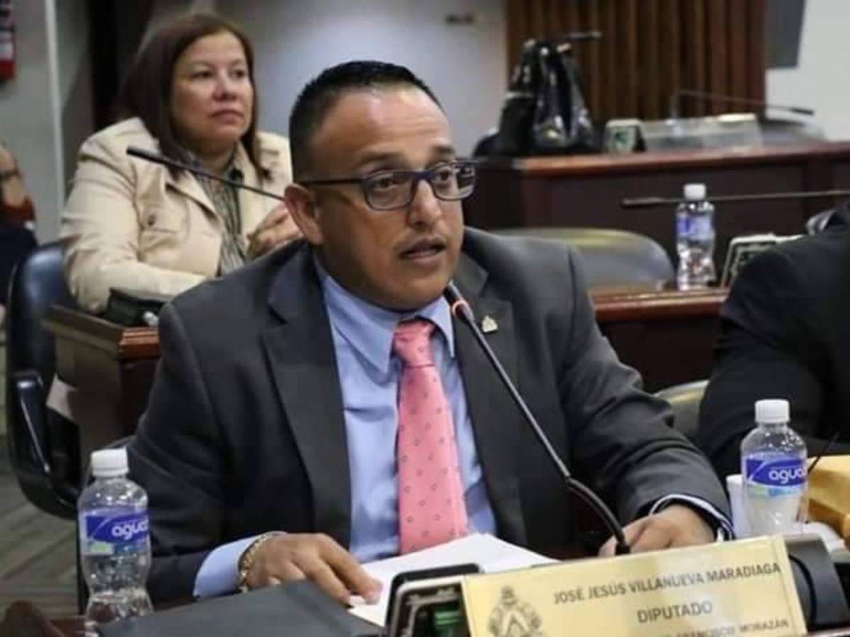 “Ya aburren”: José “Joche” Villanueva estalla ante críticas por haber sido diputado