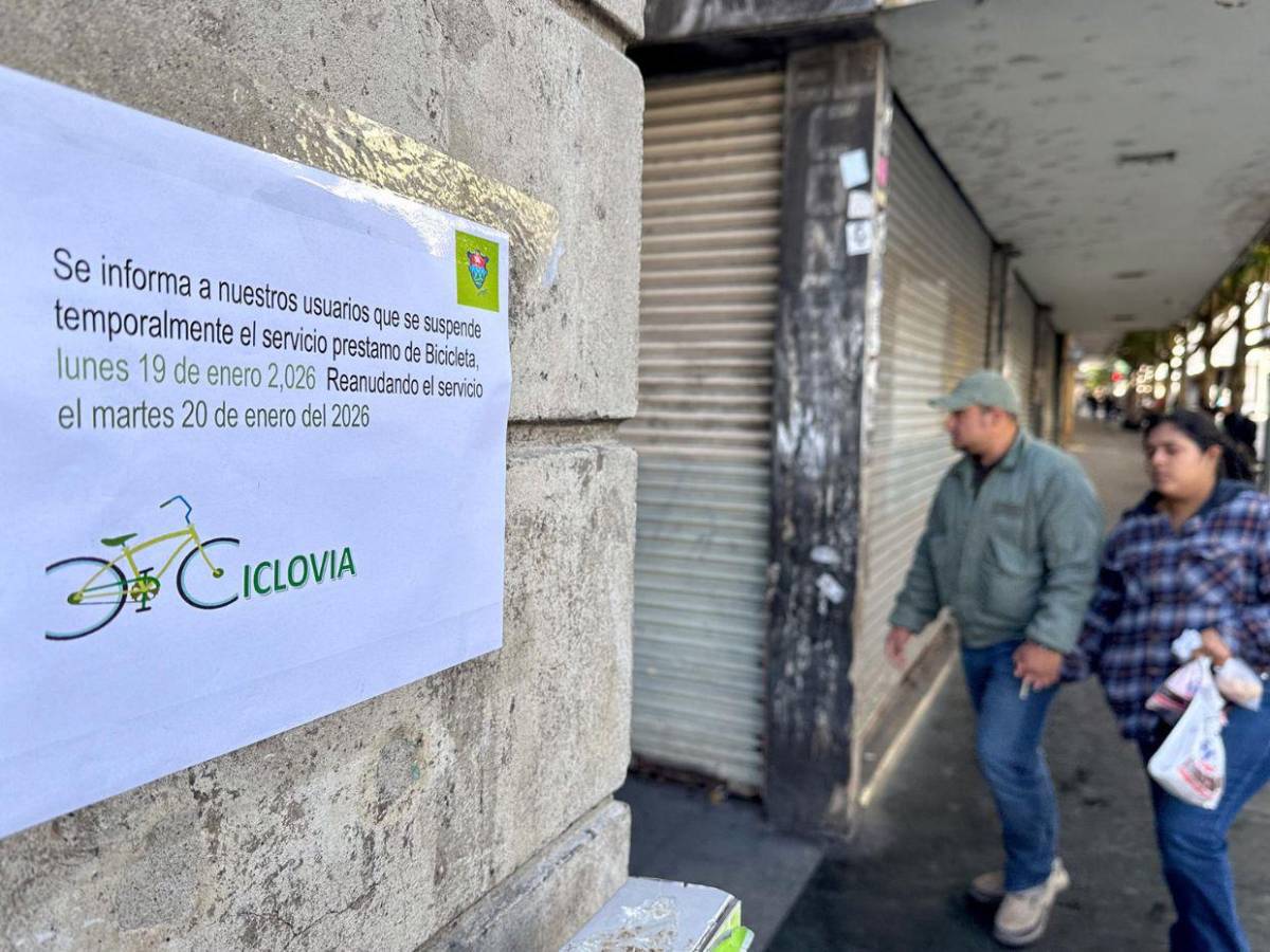 Guatemala vive su primer día en estado de sitio y honra a nueve policías caídos