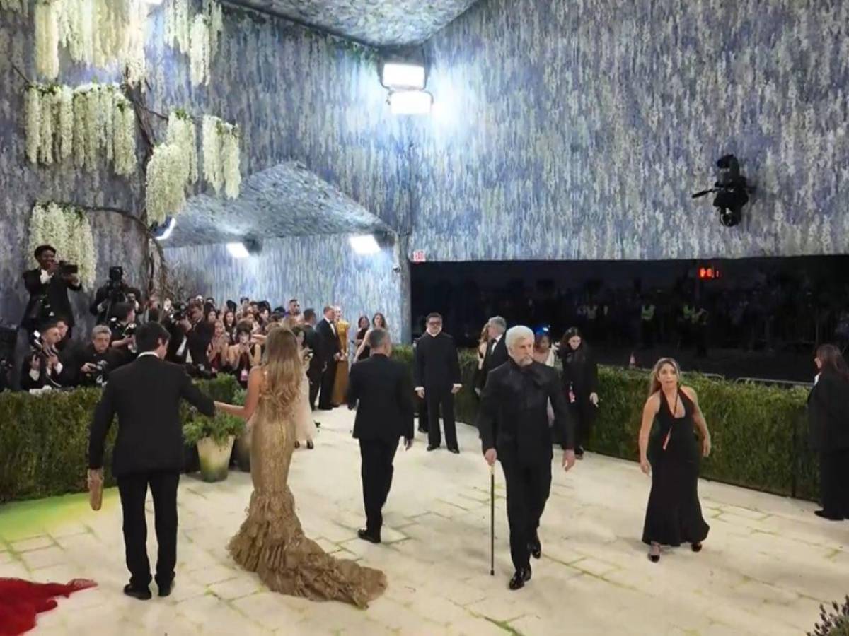 Como anciano, Bad Bunny cautiva con su yo del futuro en Met Gala