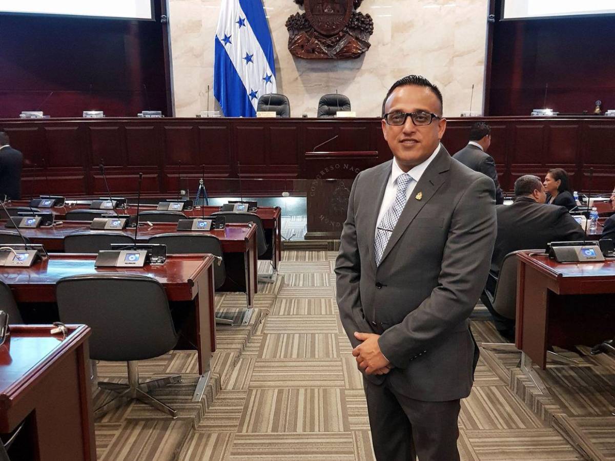 “Ya aburren”: José “Joche” Villanueva estalla ante críticas por haber sido diputado