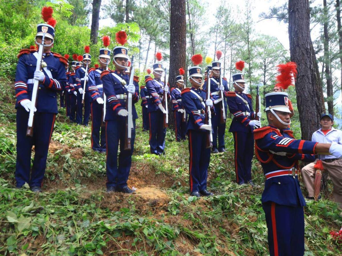 El último beso de despedida de su hijo: conmovedoras fotos del policía Kevin Pérez