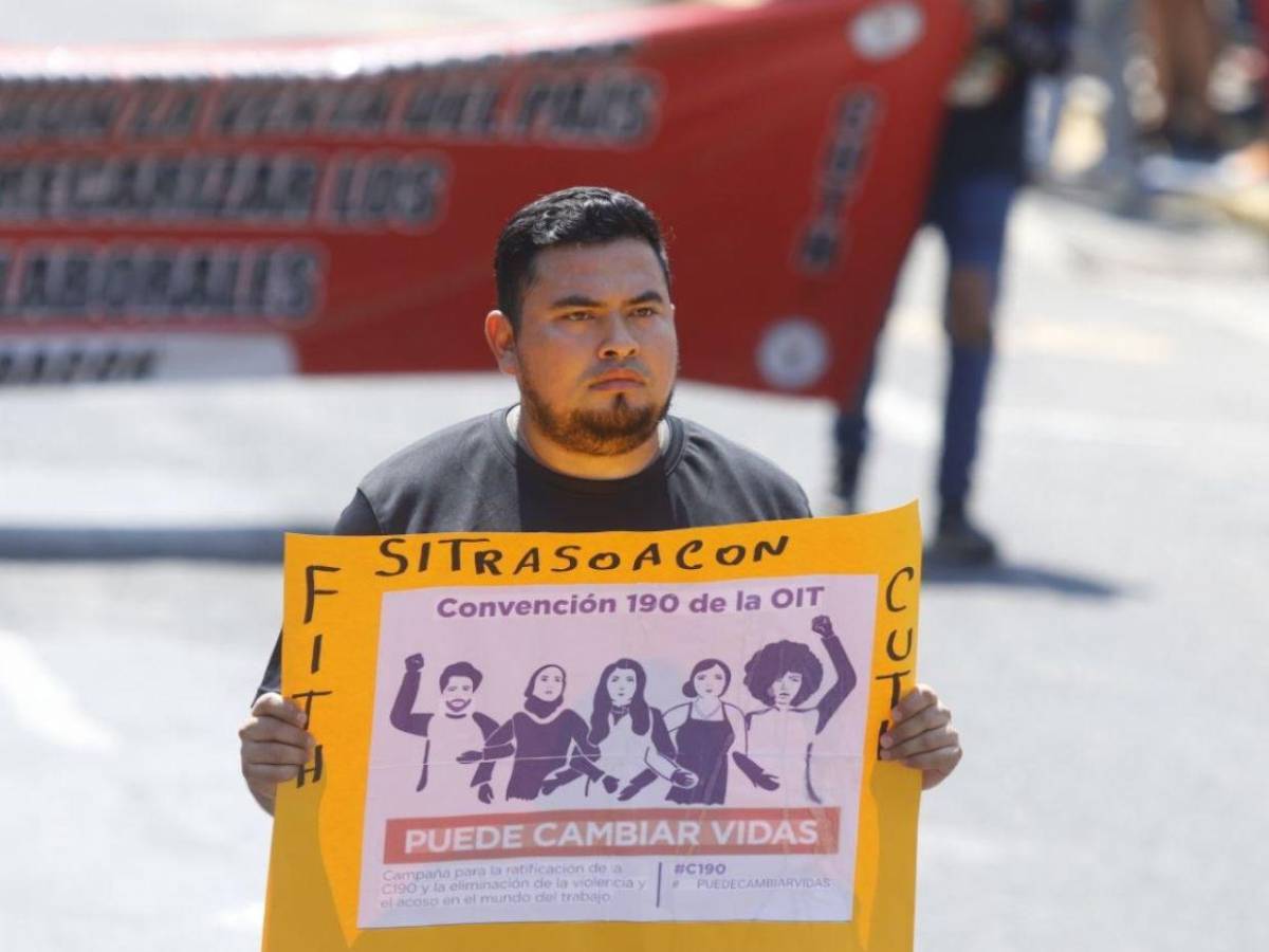 Con pancartas y exigencia de sus derechos, cientos marchan el Día del Trabajador en SPS