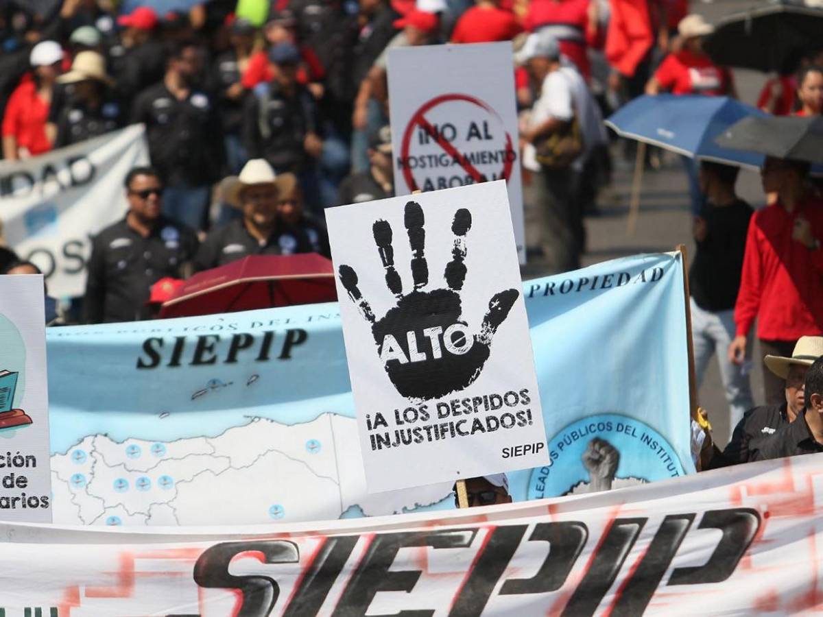 Las pancartas de exigencias y promesas incumplidas en marcha del Día del Trabajador