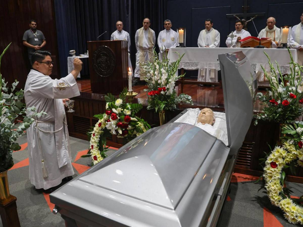 El último adiós al padre José María Chema Tojeira en El Salvador