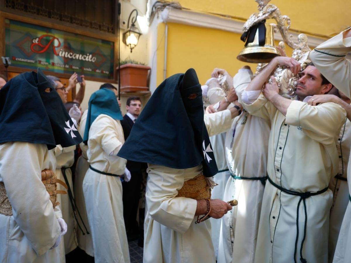 Antonio Banderas procesiona en Málaga y defiende la Semana Santa solidaria