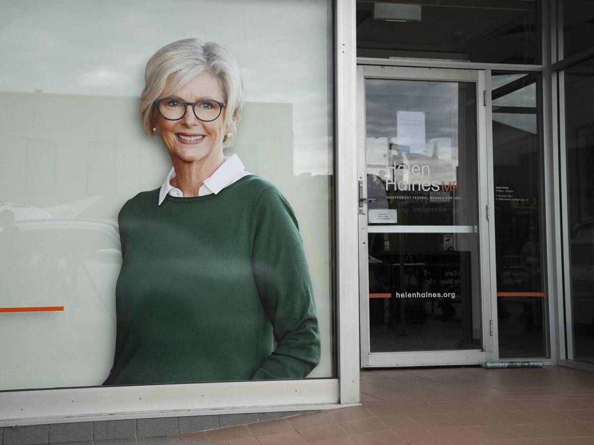 ¿Quién es Helen Haines, la diputada australiana que perdió una pierna en un atropello?