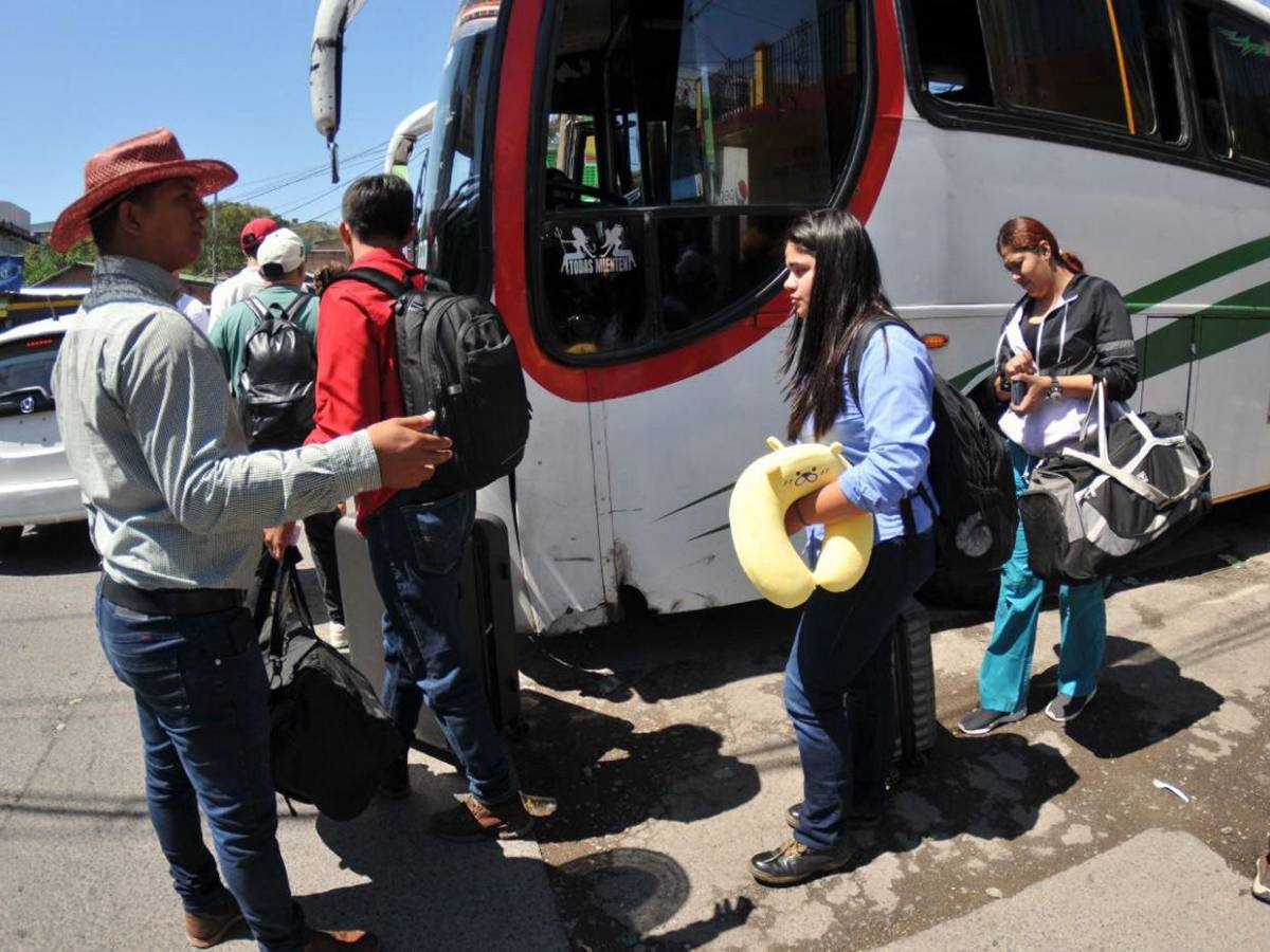 Capitalinos llenan terminales de buses para vacacionar durante Semana Santa Capitalinos llenan terminales de buses para vacacionar durante Semana Santa