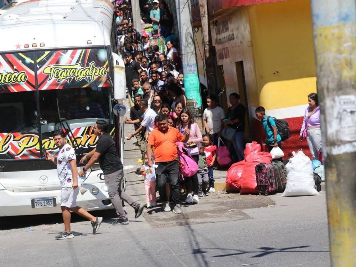 Capitalinos llenan terminales de buses para vacacionar durante Semana Santa Capitalinos llenan terminales de buses para vacacionar durante Semana Santa
