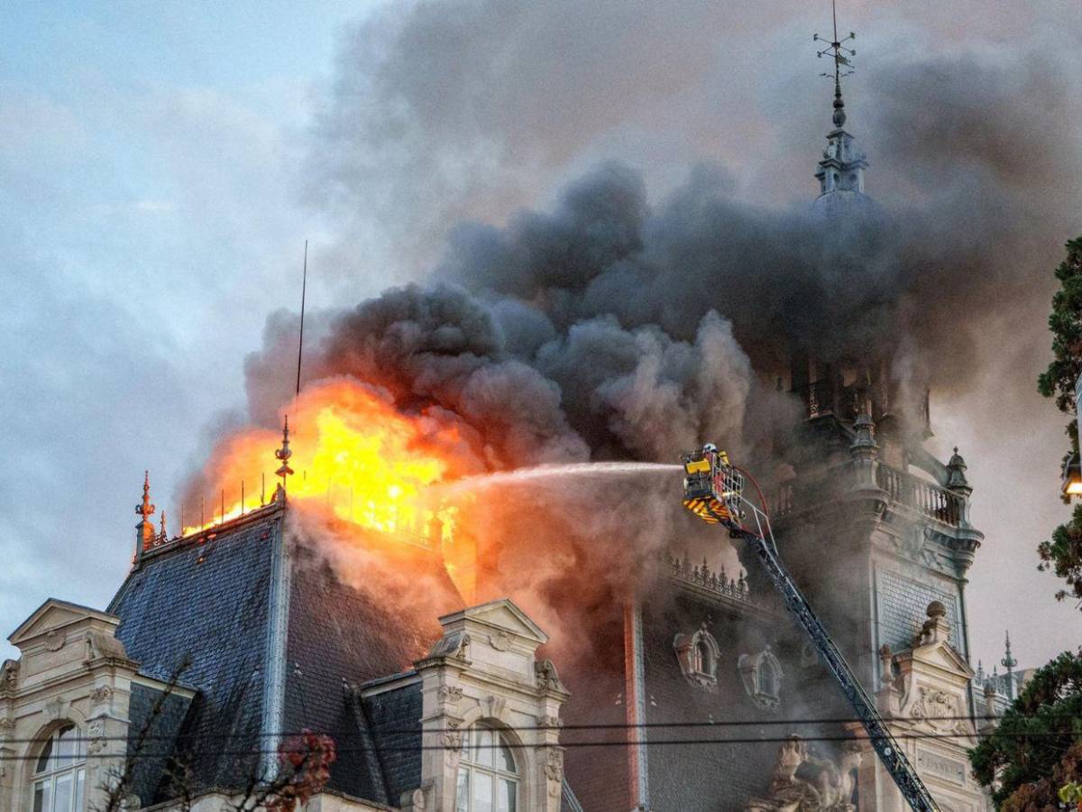 Así quedó el Ayuntamiento de Limoges tras el incendio provocado durante protestas