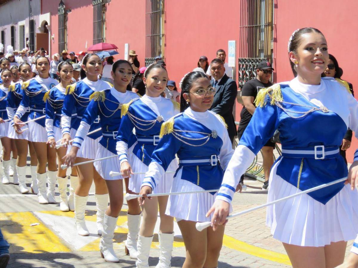 Hondureños celebran con fervor cívico los 204 años de independencia en todo el país