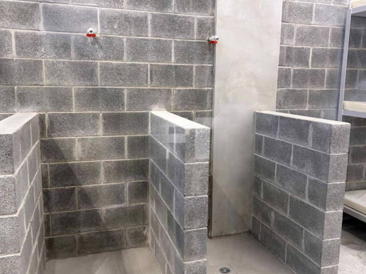 Rapados y con uniformes naranja, Costa Rica traslada presos a su megacárcel Cacco