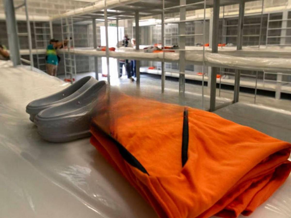 Rapados y con uniformes naranja, Costa Rica traslada presos a su megacárcel Cacco