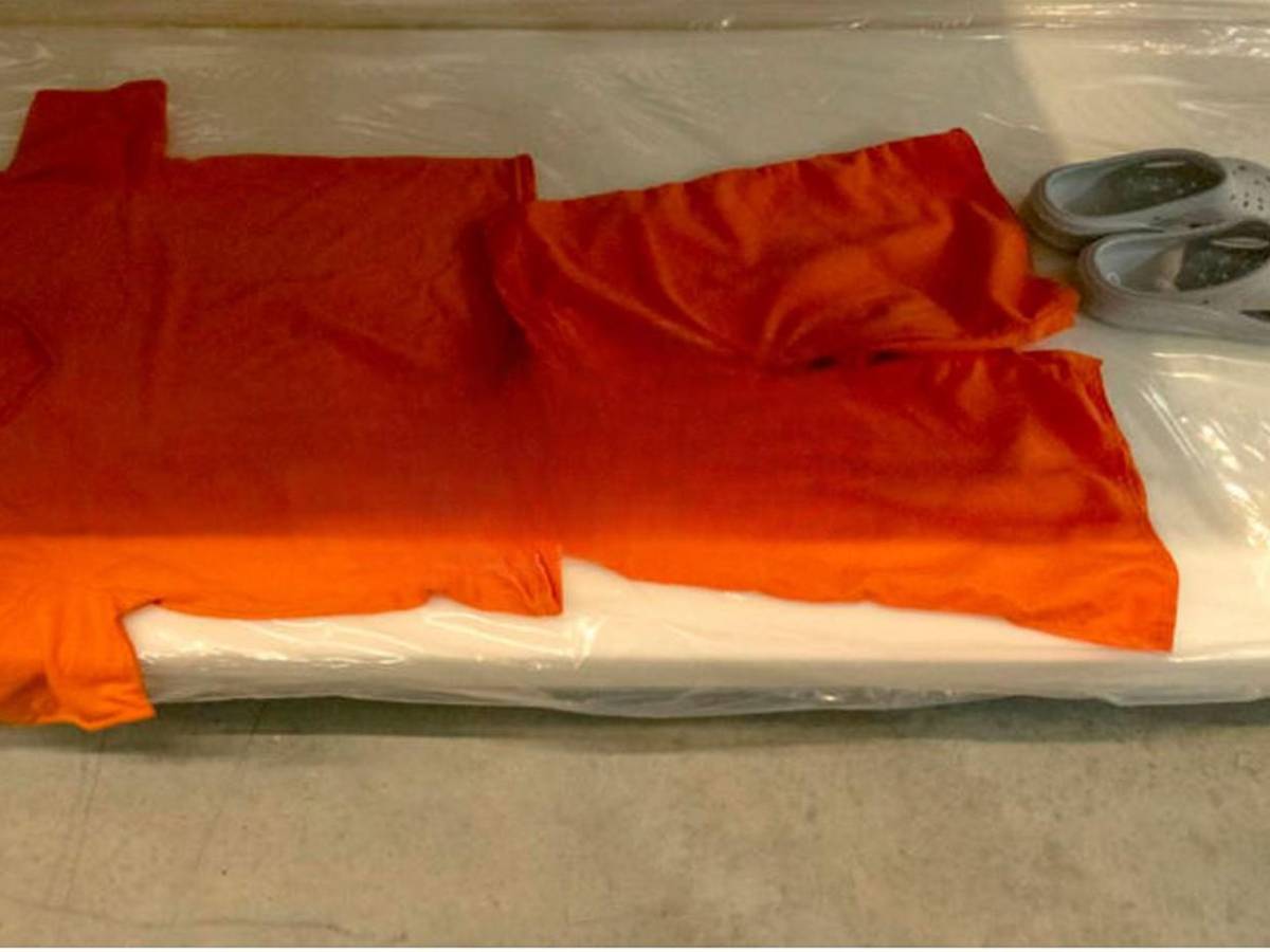 Rapados y con uniformes naranja, Costa Rica traslada presos a su megacárcel Cacco