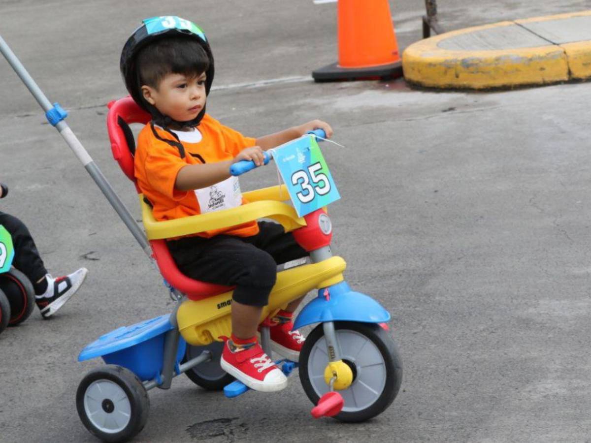 Pequeños brillan con entusiasmo en la Vuelta Infantil 2025