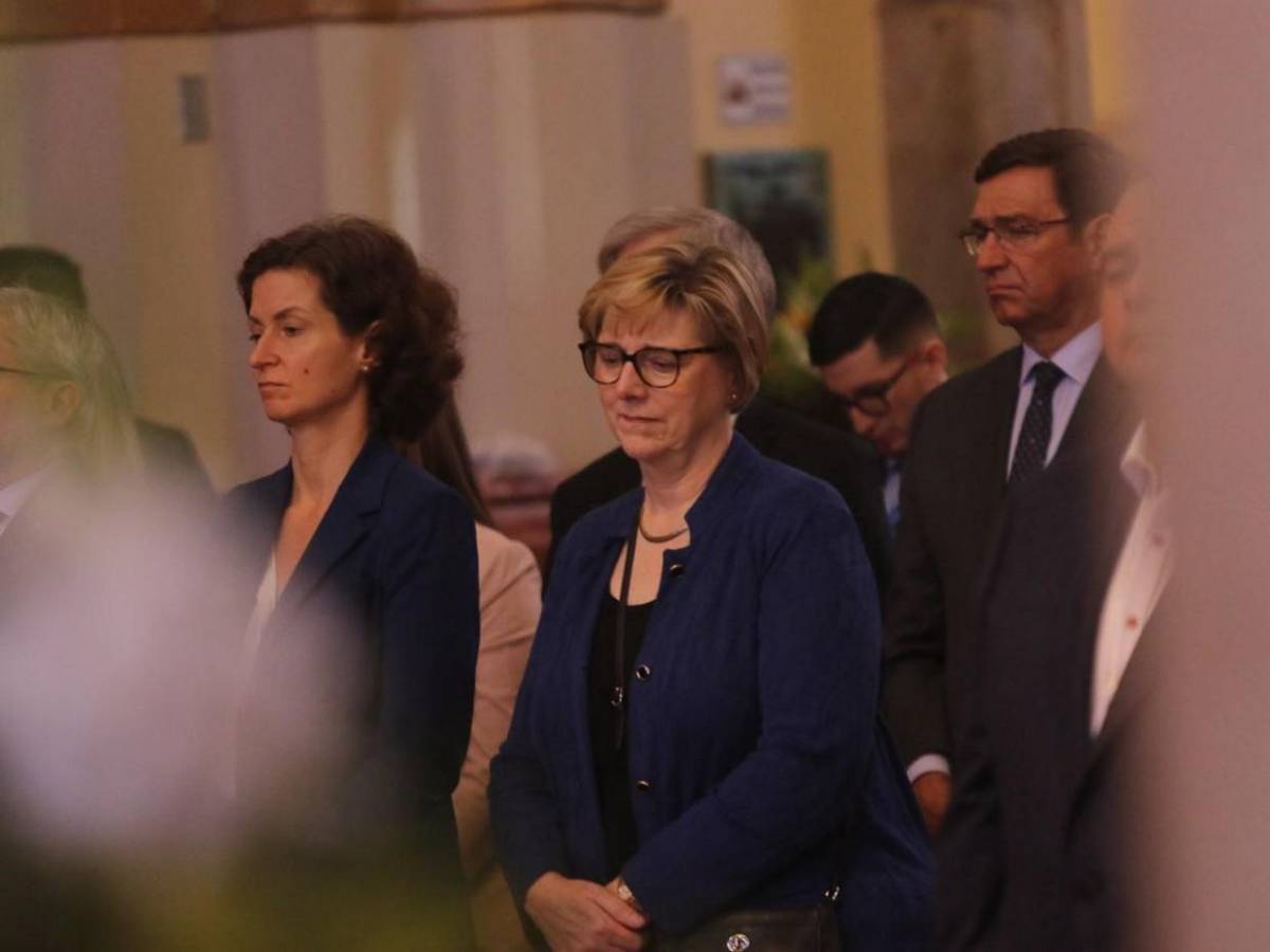 Gabinete de gobierno, políticos y diplomáticos ante la Patrona de Honduras