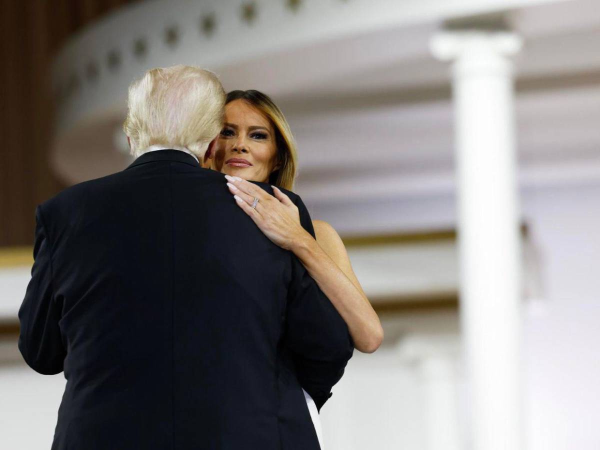 En fotos: el incómodo momento de Melania y Donald Trump durante el baile de gala