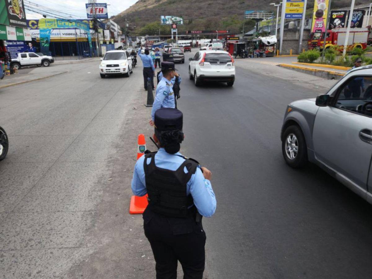 En caravanas y con retenes policiales, viajeros comienzan retorno a Tegucigalpa En caravanas y con retenes policiales, viajeros comienzan retorno a Tegucigalpa