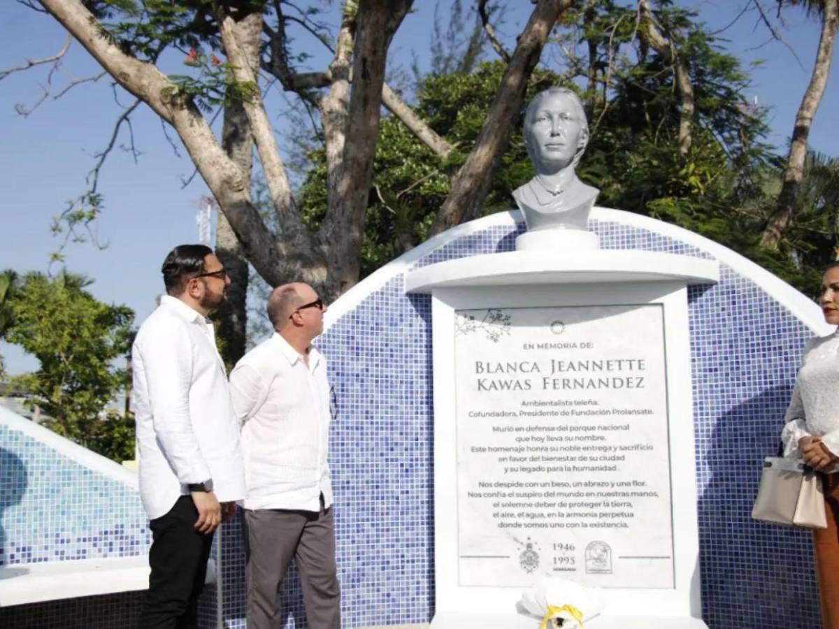 A 30 años de su asesinato, instalan monumento de la ecologista Jeannette Kawas en Tela