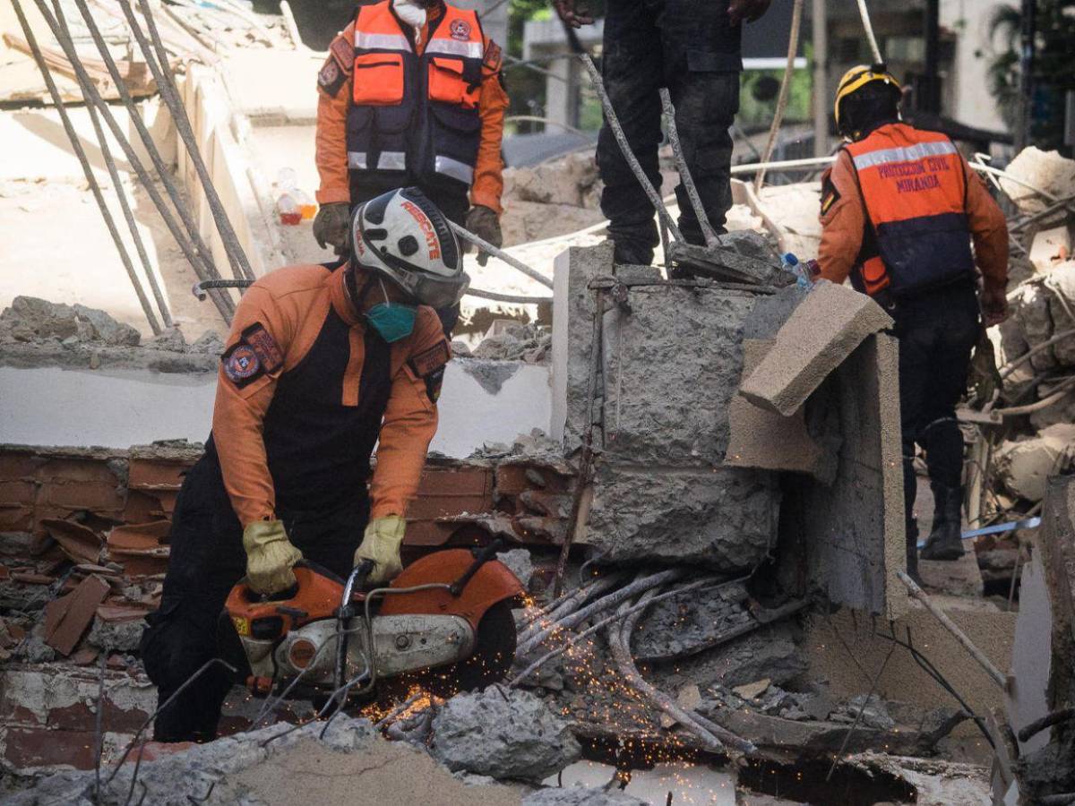 Bajo escombros buscan en Caracas a más víctimas tras los terremotos en Venezuela