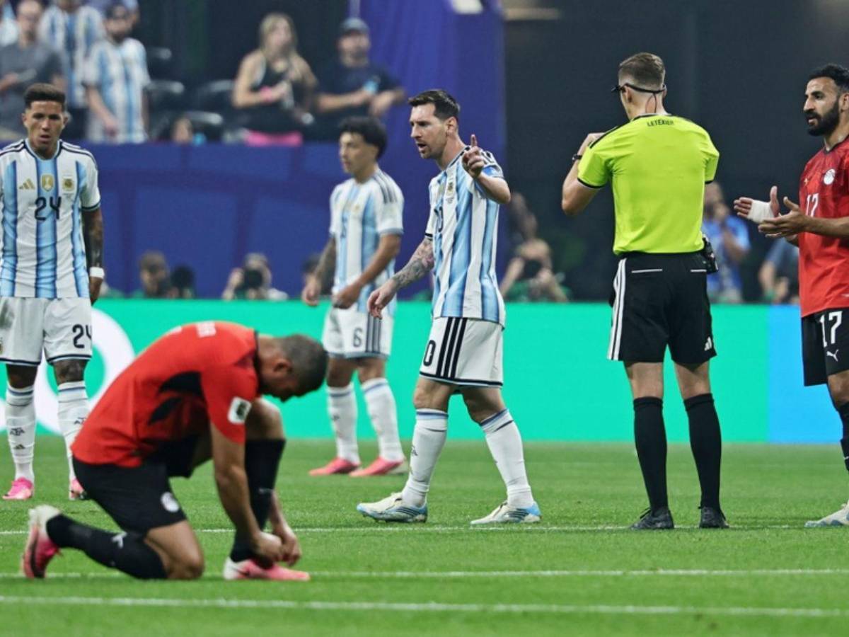 ¿Castigo o respaldo? La FIFA define el futuro del árbitro del Argentina-Egipto, tras ser señalado de amaño