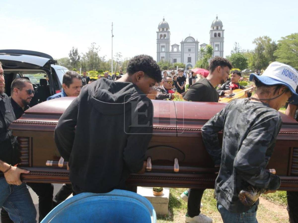Entre mariachis y lágrimas: así dan el último adiós al periodista Arístides Aceituno