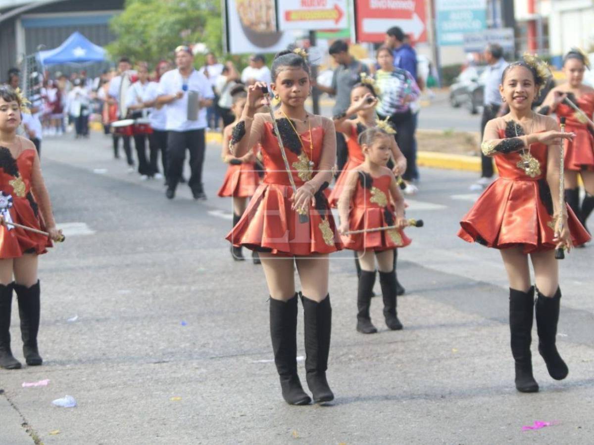 Bandas y palillonas engalanan los desfiles escolares en Tegucigalpa