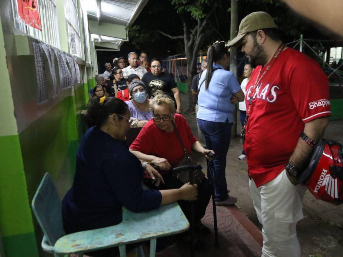 ¡A oscuras y cansados! Miles de hondureños se mantienen en centros de votación que abrieron tarde