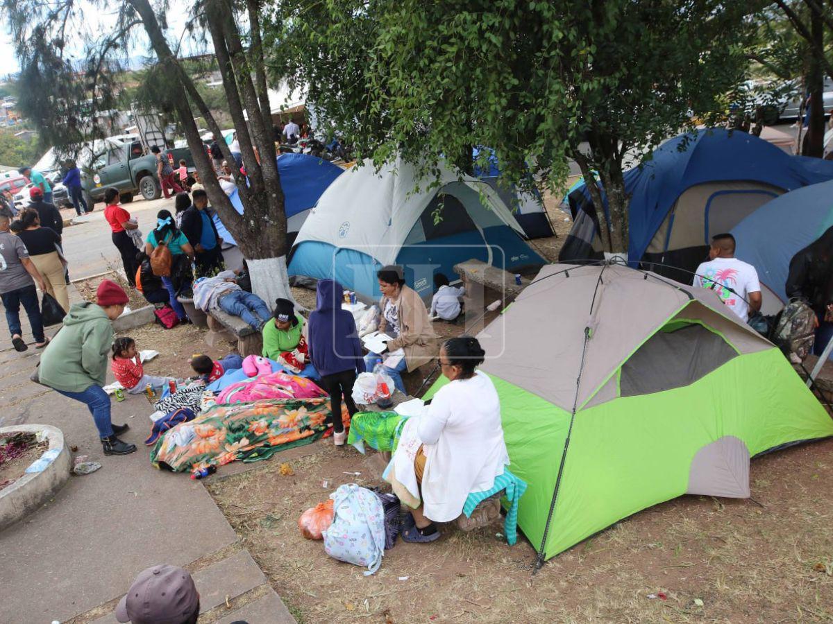 Niños y ancianos a la intemperie: fieles soportan las bajas temperaturas previo a la alborada