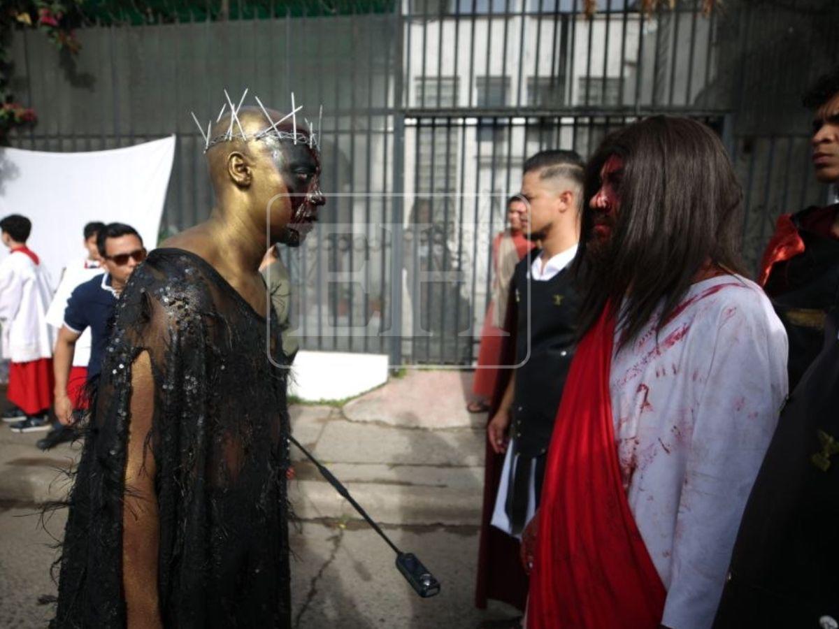 Así representaron a Jesús y a Satanás en el viacrucis de la iglesia El Calvario