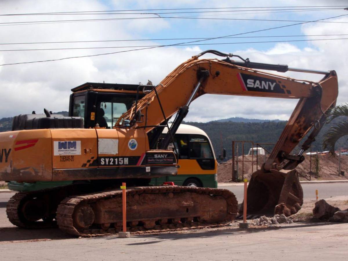 Entre baches y polvo: el lento avance de la carretera hacia Olancho
