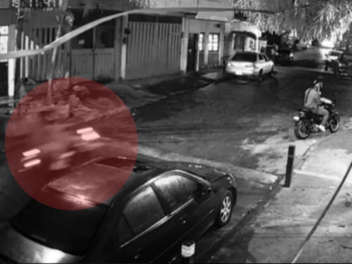 Cuadro a cuadro del momento en que dos hombres despojan de su motocicleta a un ciudadano