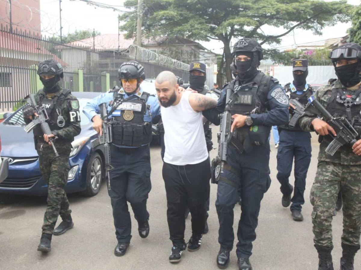 Con tatuajes de la Pandilla 18 en la cabeza y el rostro: “Atrevido” y “Cachorro”, capturados en Tegucigalpa