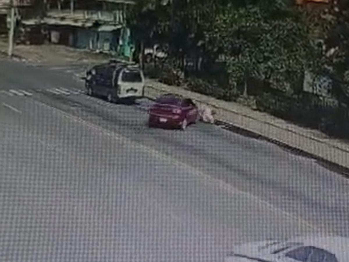 Cámaras captan el momento en que una mujer siguió y atropelló a su expareja tras una discusión