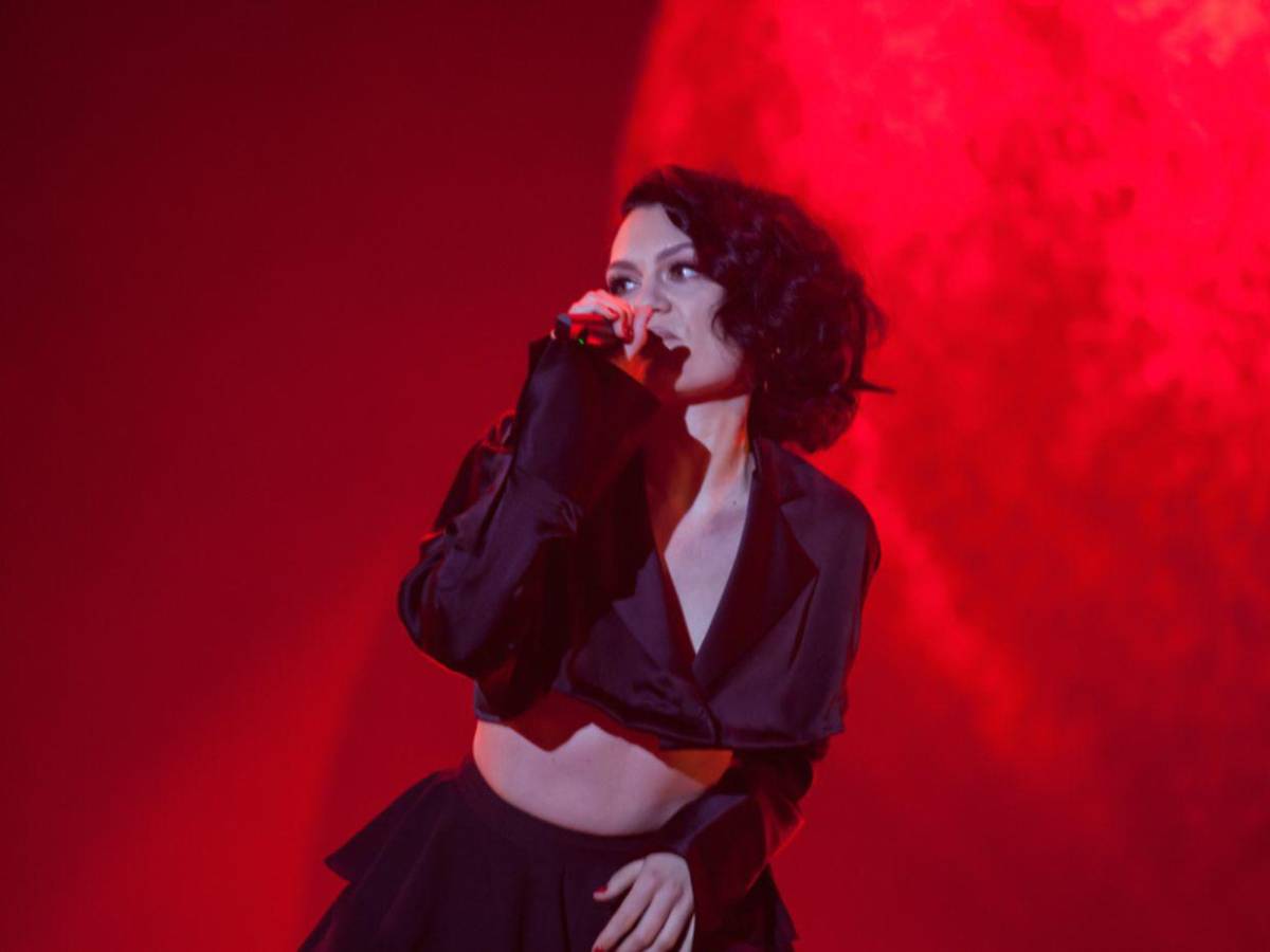 “Lloré al ver mis cicatrices”: Jessie J habla sobre el cáncer de mama y el apoyo de su hijo Sky