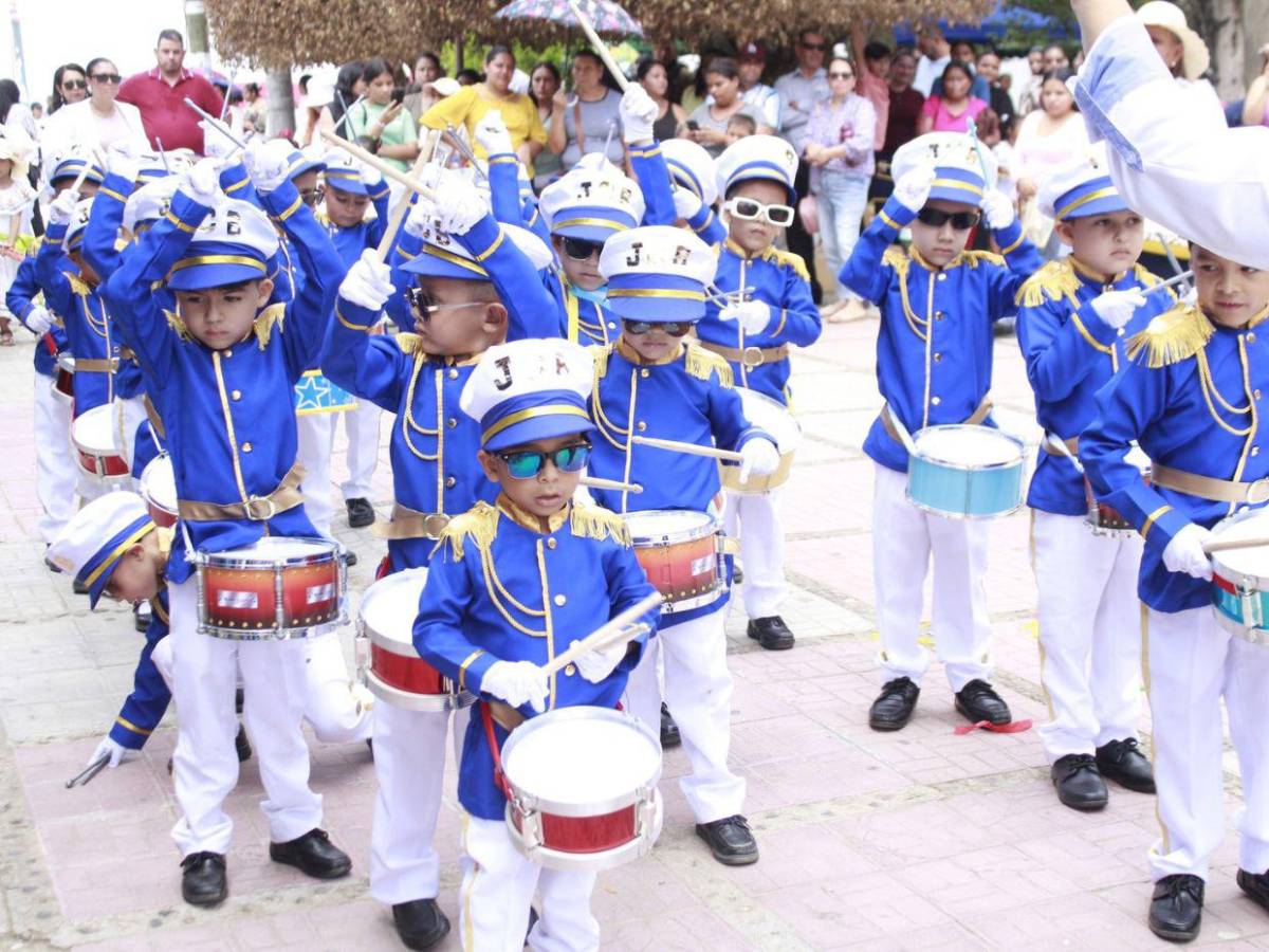 Hondureños celebran con fervor cívico los 204 años de independencia en todo el país