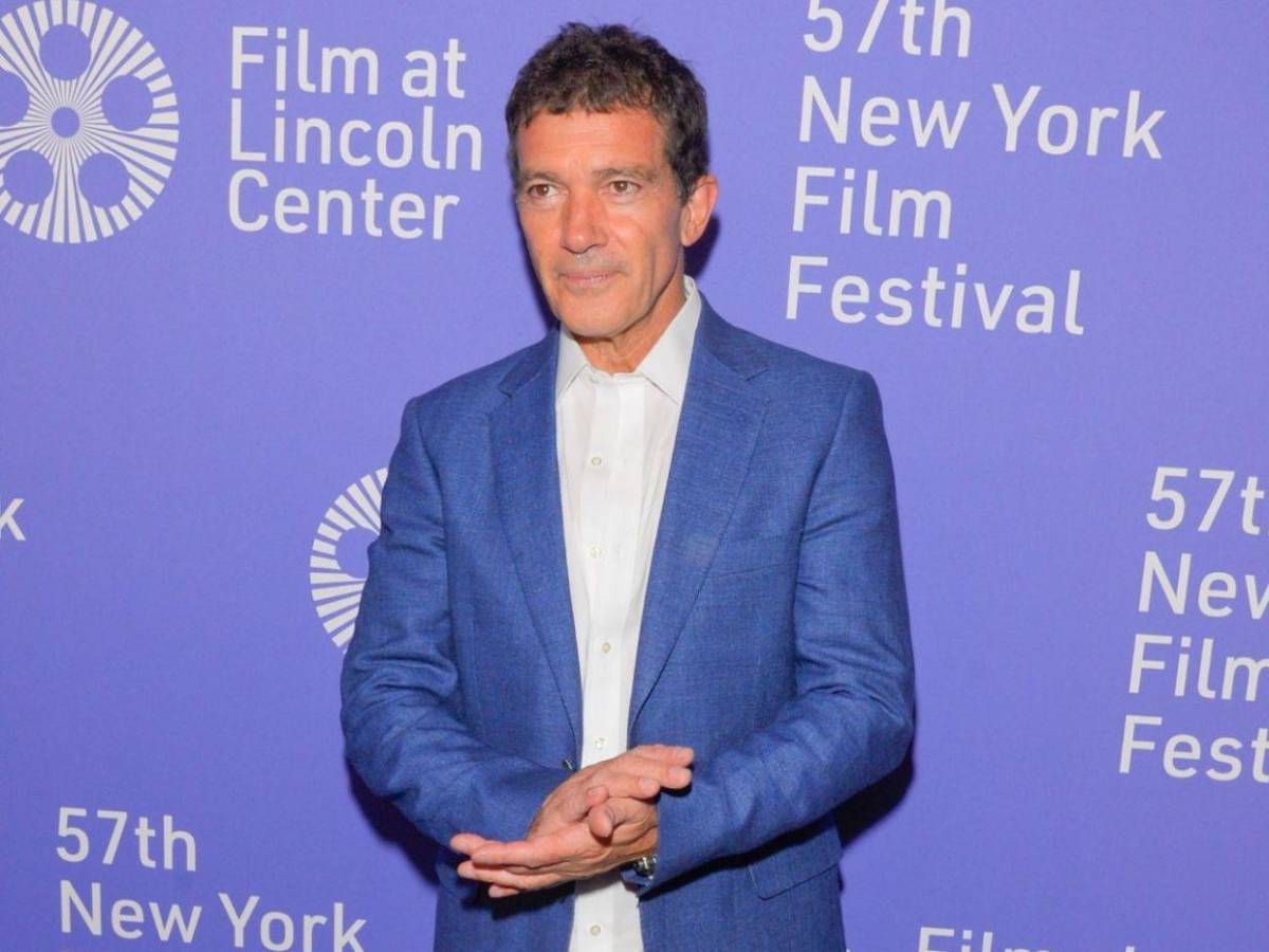 Antonio Banderas procesiona en Málaga y defiende la Semana Santa solidaria