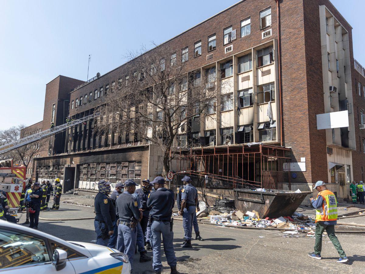 Al menos 73 muertos deja incendio de un edificio en Johannesburgo, Sudáfrica