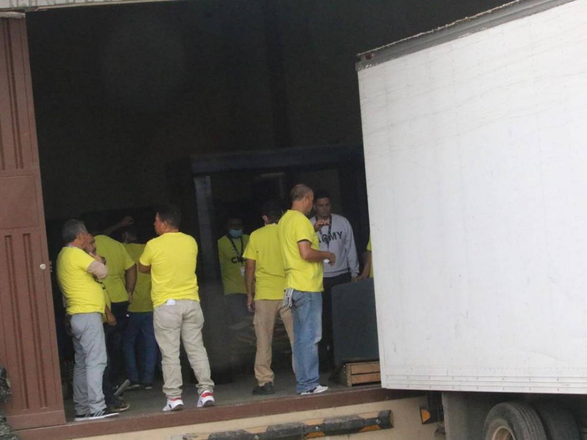 Inicia la esperada descarga de maletas electorales en Centro Logístico del CNE