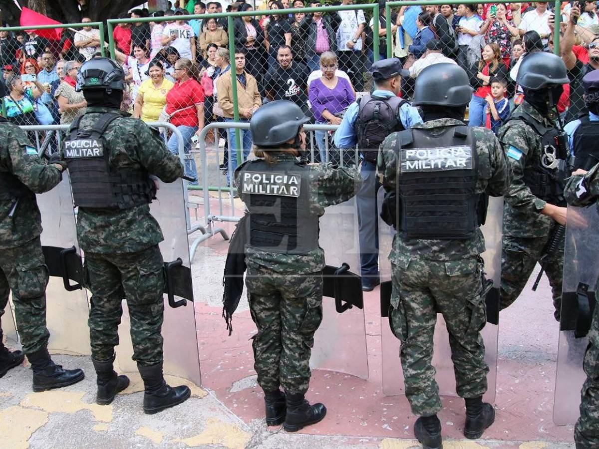 Colectivos de Libre presentes en bajos del Congreso Nacional tras convocatoria de Redondo