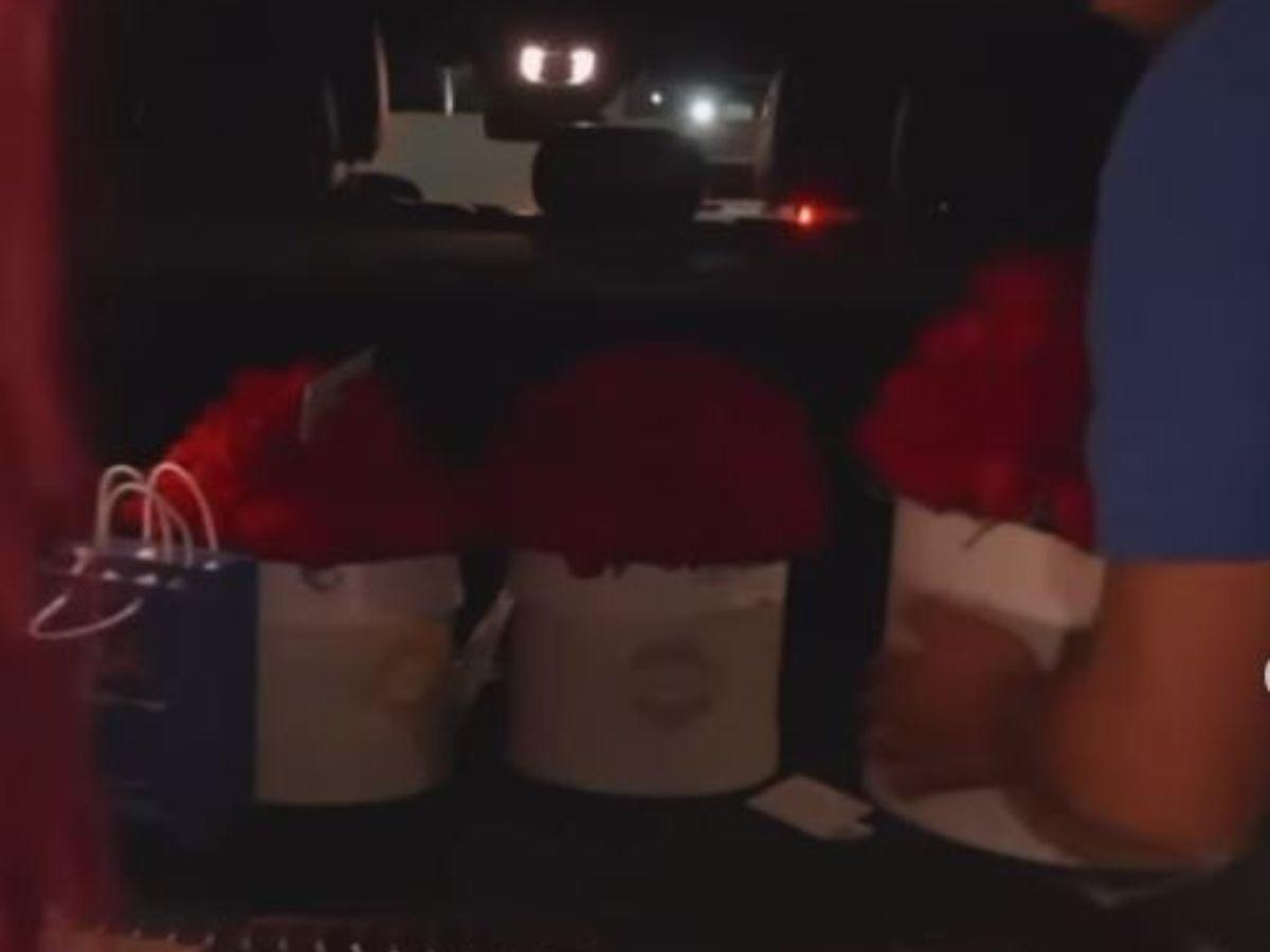 Eran tantos regalos que varios hombres le ayudaron a subirlos de la camioneta al hotel donde se hospeda.