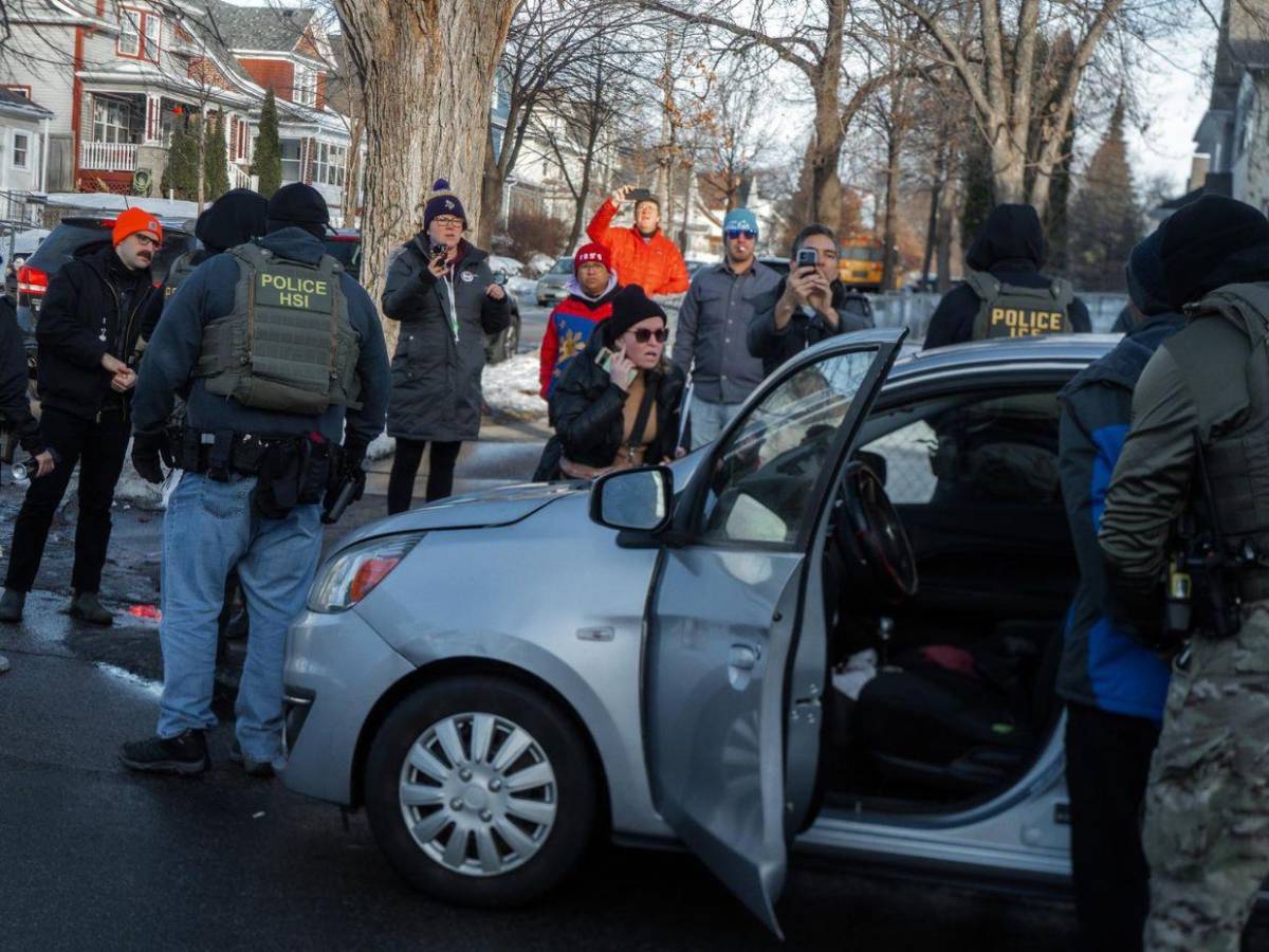 Por la fuerza sacaron a mujer de su carro durante violentas protestas en Minneapolis