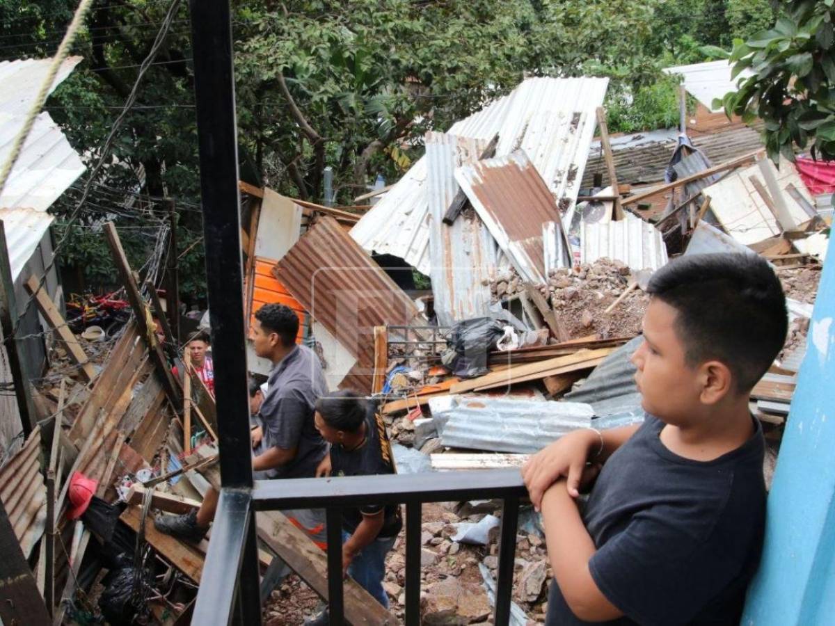 Afectados por deslizamiento en la Villa Unión regresan para conocer daños tras deslizamiento