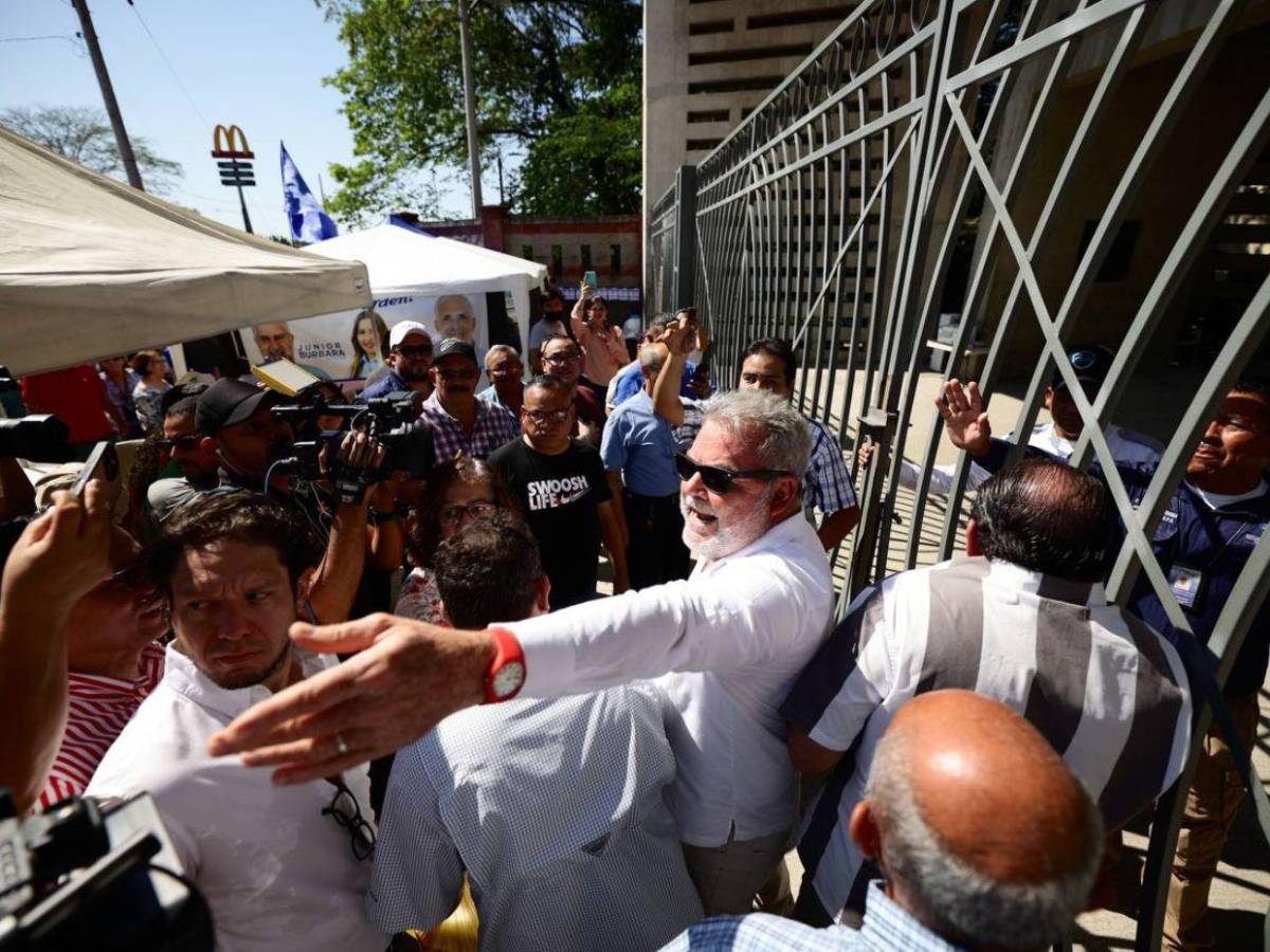 “Libre es una m...”: Roberto Contreras critica retraso en la apertura de urnas en SPS