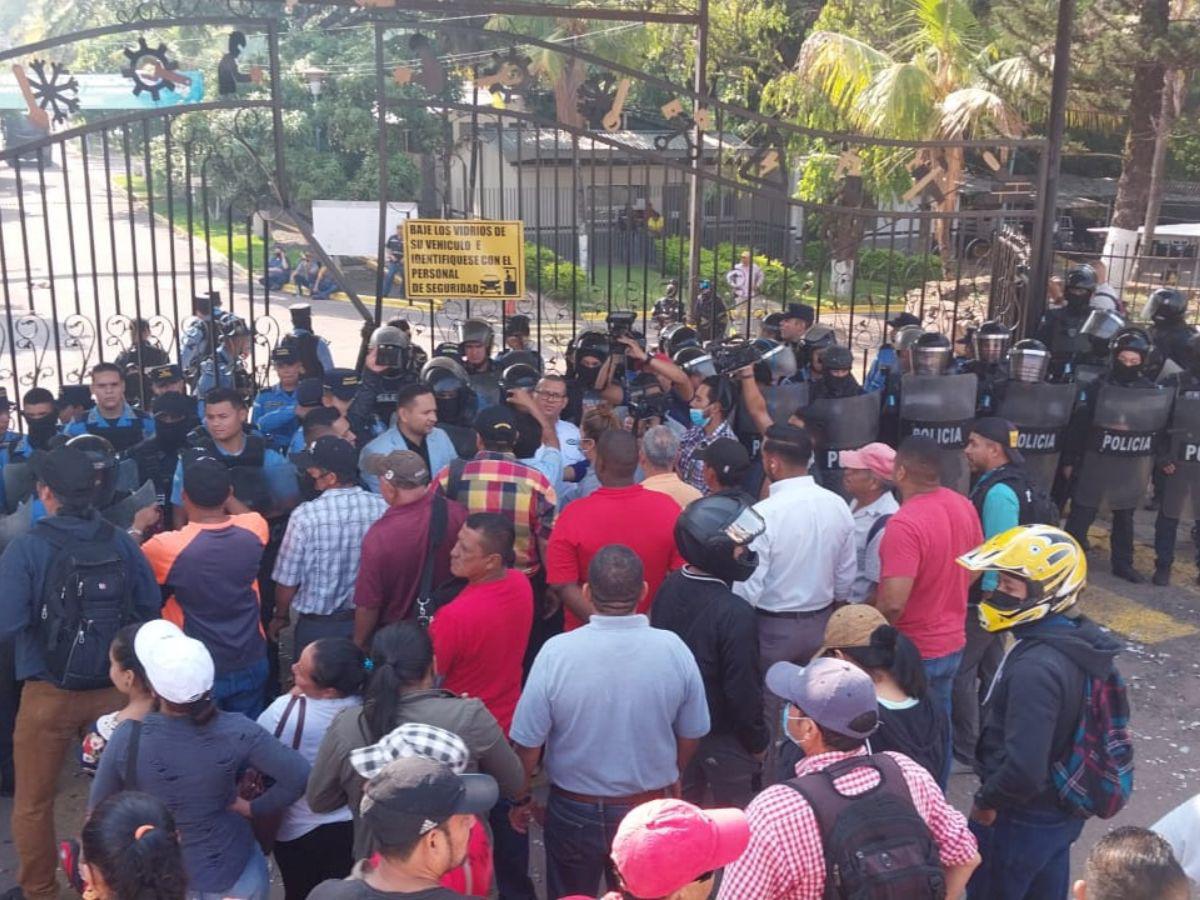 Decenas de miembros de Libre se apostaron afuera del Infop para abrir los portones. La policía tuvo que intervenir entre ambos grupos para evitar conflictos.