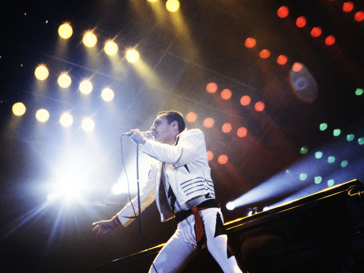Desde una corona hasta su peine de bigote: Inicia la subastan de objetos personales de Freddie Mercury