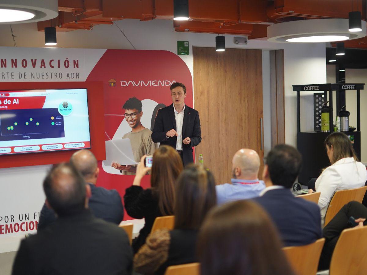 La inteligencia humana y la IA conforman una inteligencia exponencial, resume Andrés Felipe Posada Gushlyak, en la conferencia sobre IA.