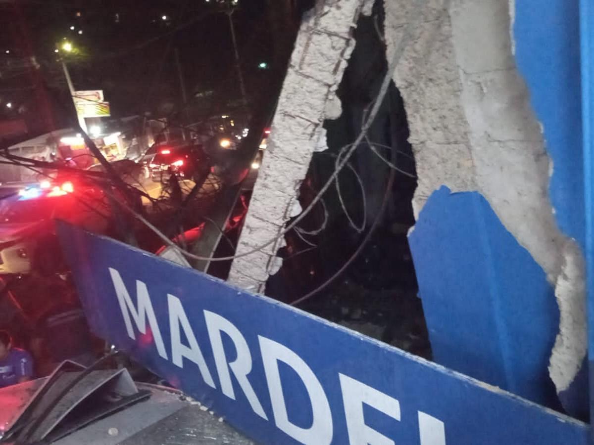 Durante la colisión, la volqueta impactó contra la parte frontal de un negocio, destruyendo toda la fachada.