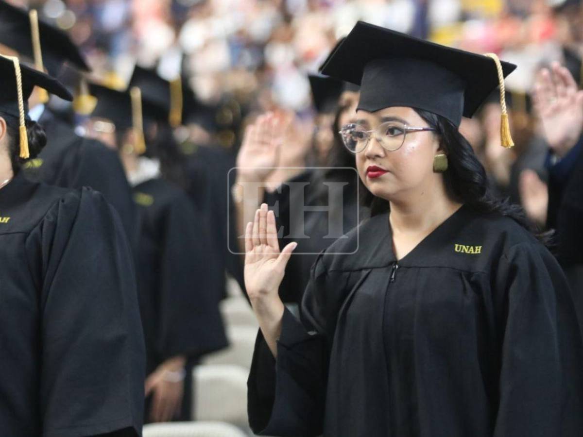 Un sueño hecho realidad: 1,074 nuevos profesionales reciben su título de la UNAH