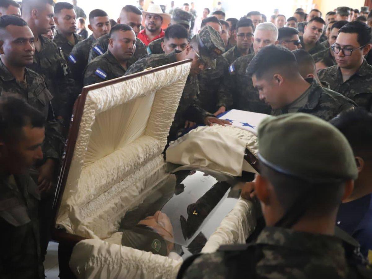 Con honores despiden al militar Álvaro Colindres, acribillado en la Villa Unión