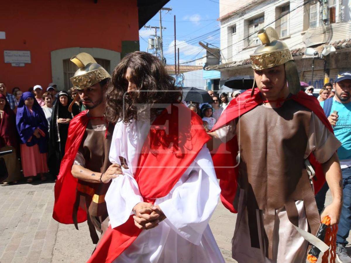 Desde su condena hasta su muerte: así se recorrieron las 14 estaciones del viacrucis